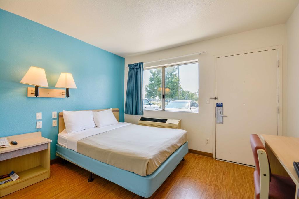 Rodeway Inn Tillmans Corner Bagian luar foto