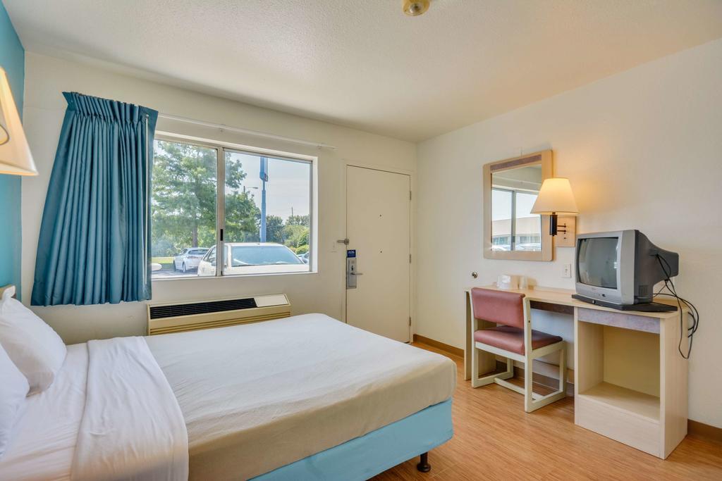 Rodeway Inn Tillmans Corner Bagian luar foto