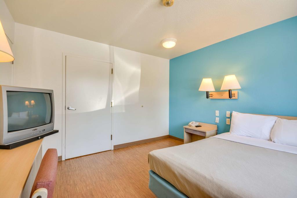Rodeway Inn Tillmans Corner Bagian luar foto