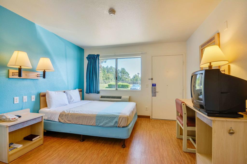 Rodeway Inn Tillmans Corner Bagian luar foto