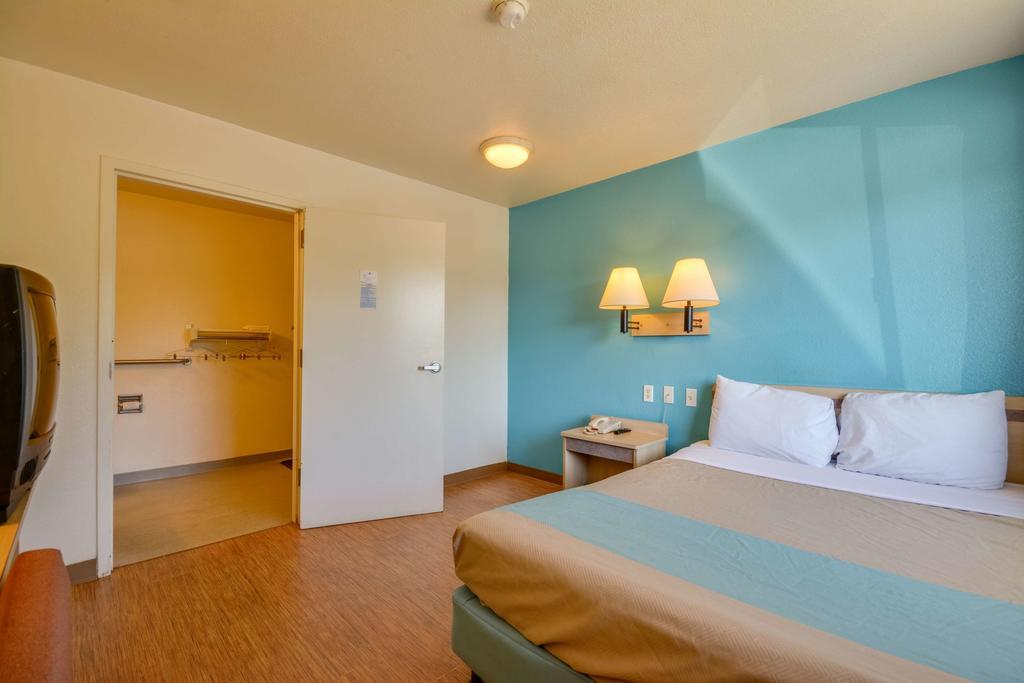 Rodeway Inn Tillmans Corner Bagian luar foto