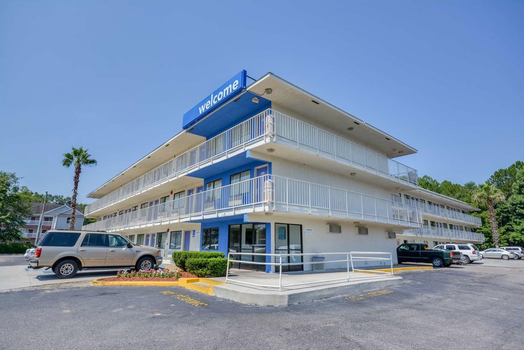 Rodeway Inn Tillmans Corner Bagian luar foto