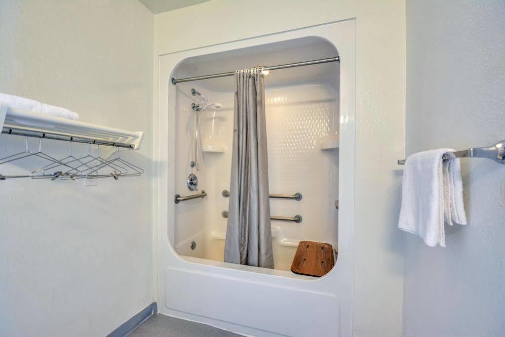 Rodeway Inn Tillmans Corner Bagian luar foto