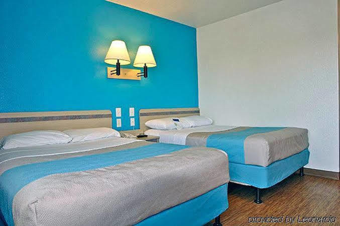 Rodeway Inn Tillmans Corner Bagian luar foto