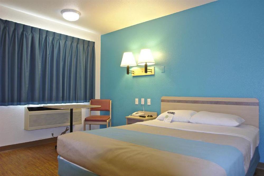 Rodeway Inn Tillmans Corner Ruang foto