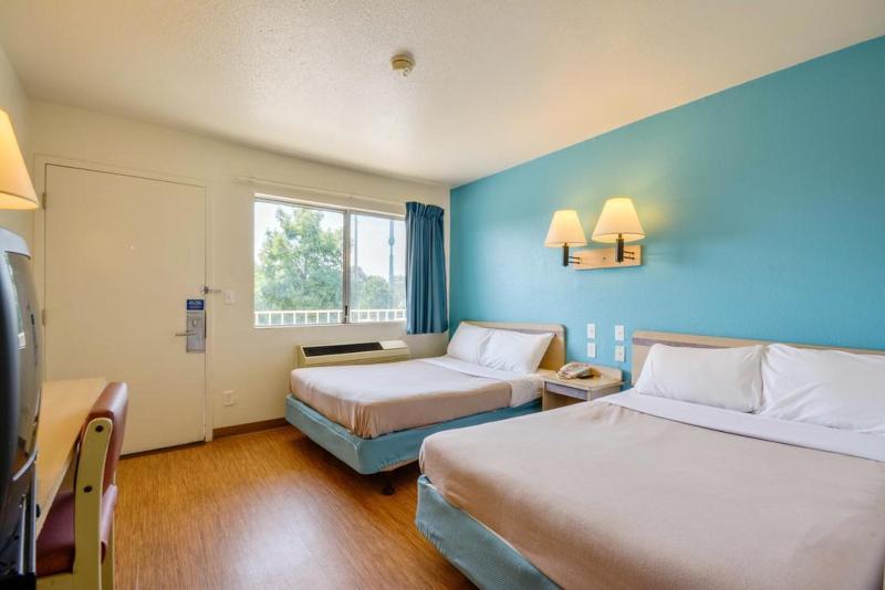 Rodeway Inn Tillmans Corner Bagian luar foto